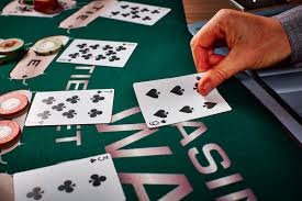 Pengguna membaca kabar situs di ponsel
